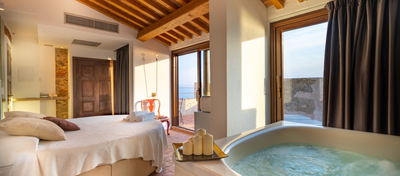 Luxus-Suite mit Terrasse und Whirlpool im Zimmer